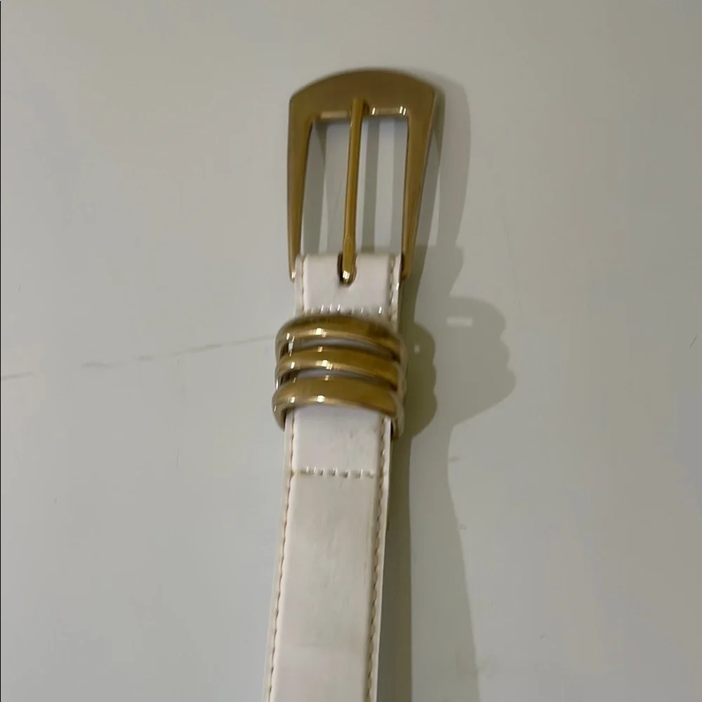 Elegant White and Gold Leather Belt with Decorative Buckle